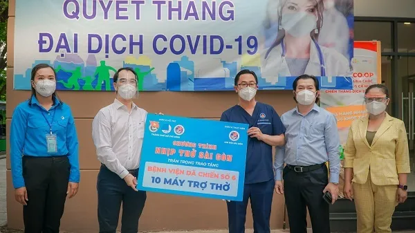 Trao tặng 50 máy trợ thở đến các bệnh viện dã chiến TP.HCM 1