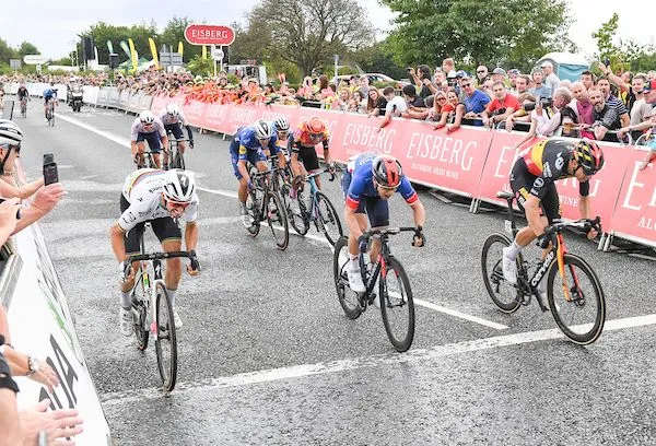 Tour of Britain 2021: Wout Van Aert chưa đòi lại được áo xanh dương dù về nhất chặng 6