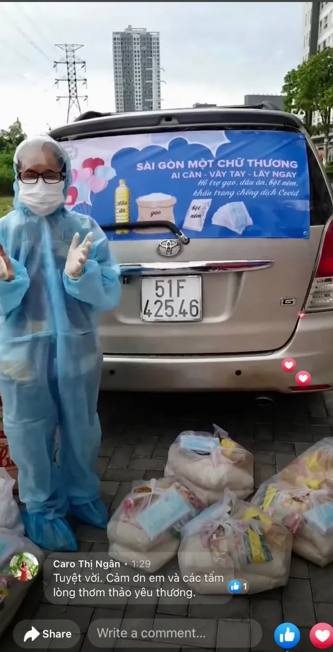 Cô Hoàng Thị Thu Hiền bên chiếc xe chở hàng cứu trợ cho lao động khó khăn