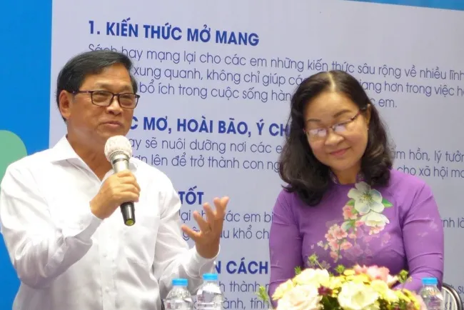 Ông Lê Hoàng trong một lần giao lưu tại Đường sách Thành phố