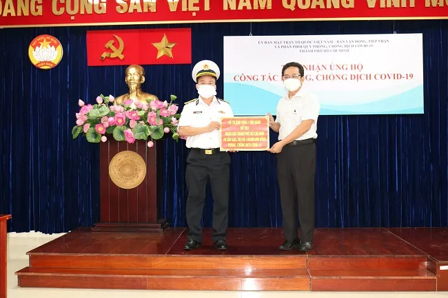 Bộ Tư lệnh Vùng 1 Hải quân tặng 10 tấn gạo cho TPHCM chống dịch 1