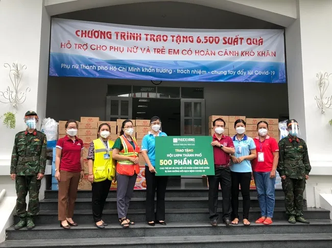 Bộ Tư lệnh Vùng 1 Hải quân tặng 10 tấn gạo cho TPHCM chống dịch 3