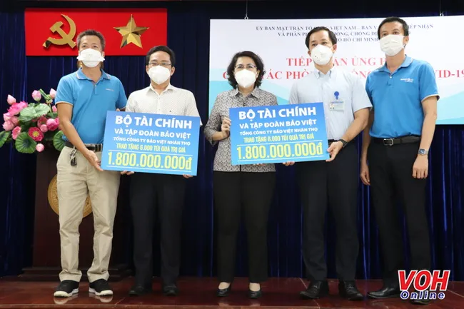 Bộ Tài chính và Tập đoàn Bảo Việt ủng hộ 6.000 túi quà an sinh cho TPHCM 1
