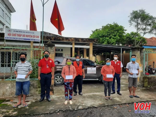 Hội Chữ Thập thành phố Hồ Chí Minh trao hỗ trợ người lao động ngoại tỉnh khó khăn tạm trú tại TP 1