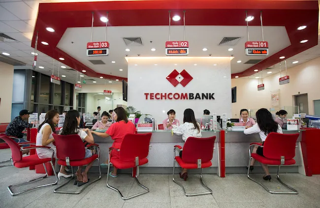 Khách hàng giao dịch tại chi nhánh Techcombank. 