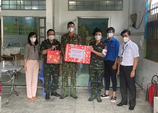 Đảng ủy Tổng công ty Điện lực TP.HCM thăm và tặng  quà cho các trạm y tế lưu động huyện Bình Chánh 1