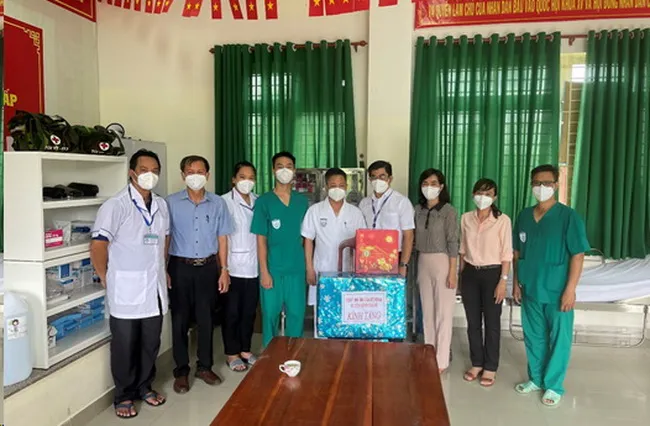 Đảng ủy Tổng công ty Điện lực TP.HCM thăm và tặng  quà cho các trạm y tế lưu động huyện Bình Chánh 2