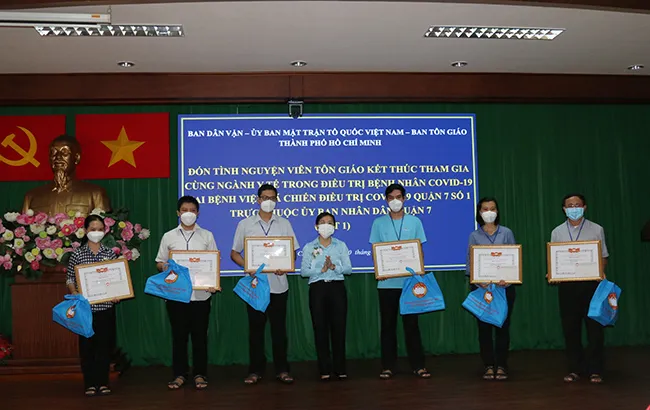 Phó Chủ tịch Uỷ ban MTTQ Việt Nam TP Phan Kiều Thanh Hương trao biểu dương và tặng quà cho các tình nguyện viên.
