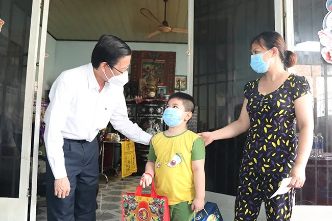Phan Văn Mãi trao quà cho cháu Phan Gia Phú ở phường Bình Trị Đông B