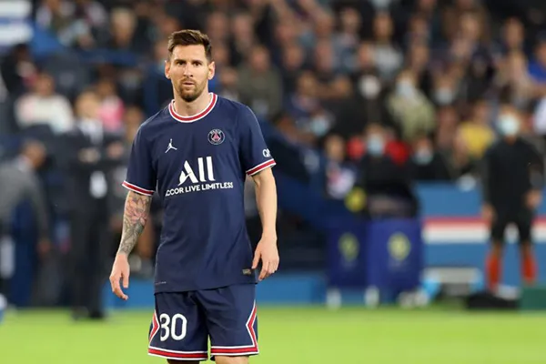 Messi dính chấn thương đầu gối - Hai cầu thủ MU vào đội hình tiêu biểu Ngoại hạng Anh