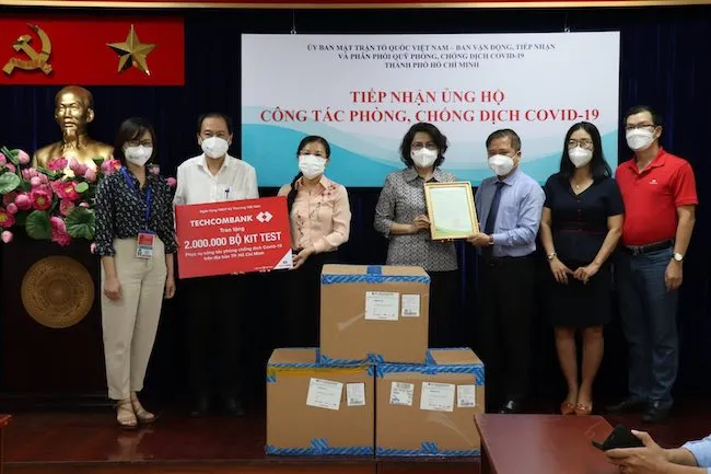 Đại diện lãnh đạo Techcombank trao tặng 2 triệu kit test covid 19 cho Ủy Ban Nhân dân TPHCM
