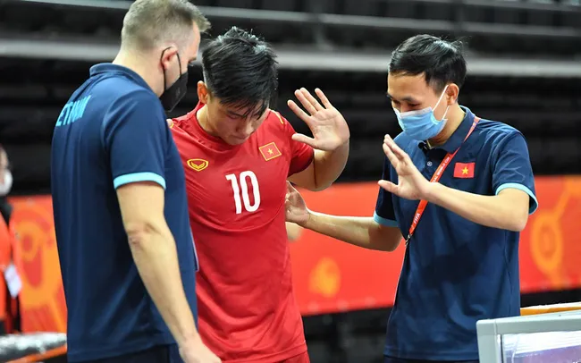 Văn Hiếu lọt Top 5 cầu thủ trẻ sáng giá tại VCK Futsal World Cup 2021 - Đức Tùng dính chấn thương nặng