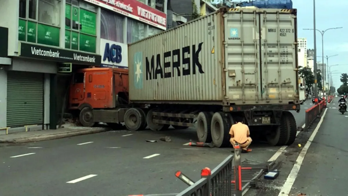 Tin tức tai nạn giao thông hôm nay 23/9: Xe container đâm vào một chi nhánh ngân hàng tại Phú Nhuận 