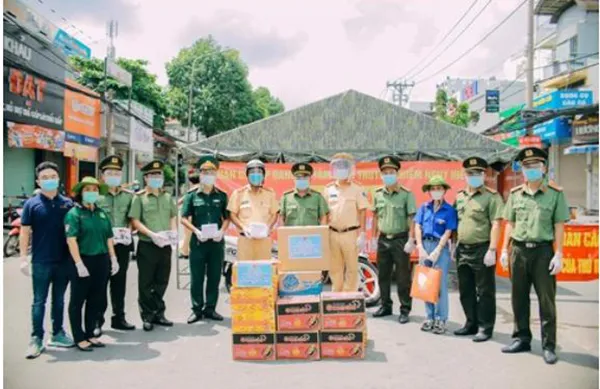 Lực lượng Công an TPHCM thăm, tặng quà cho chốt phong tỏa tại quận Gò Vấp