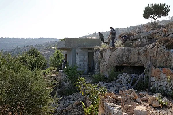 Người dân Palestine tụ tập tại làng Beit Anan ở tây bắc Jerusalem, nơi 3 người Palestine đã thiệt mạng trong vụ đụng độ với quân đội Israel vào ngày 26/9/2021. (Ảnh: AFP via Getty Images)