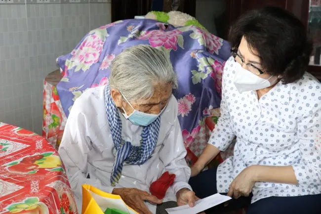 Ủy ban MTTQ Việt Nam TPHCM thăm hỏi người cao tuổi huyện Bình Chánh 1