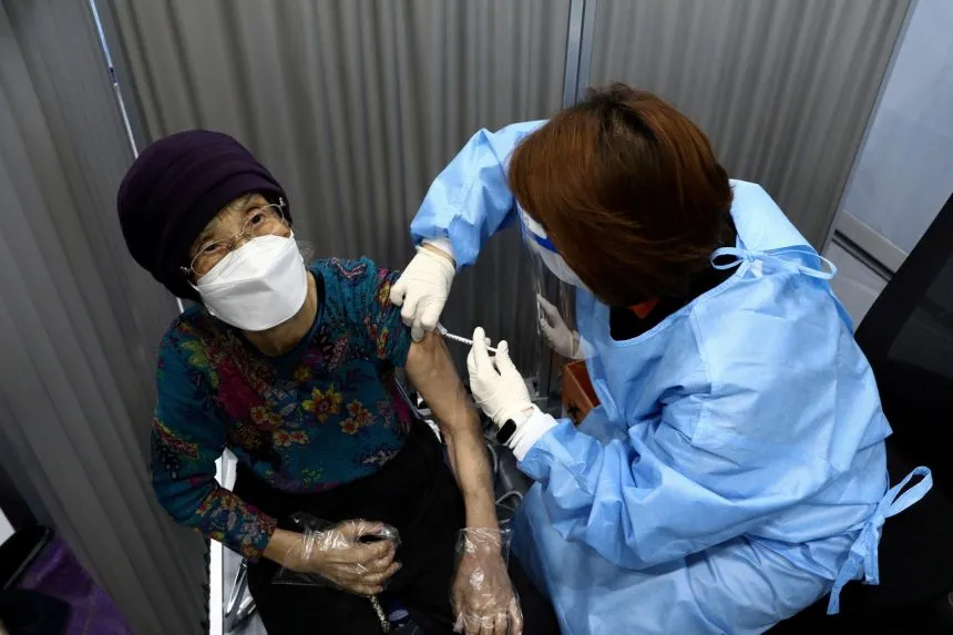 Dịch COVID-19: Hàn Quốc bắt đầu tiêm mũi tăng cường cho người già