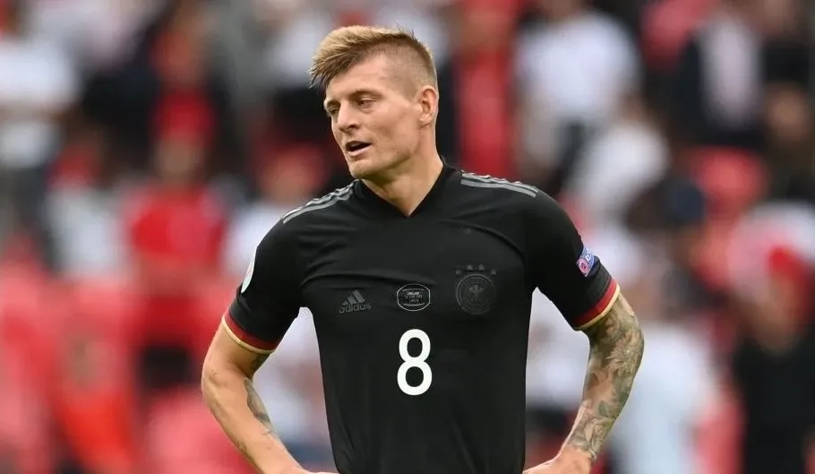 Toni Kroos chơi bóng trong đau đớn - Werner muốn đến MU trước khi gia nhập Chelsea
