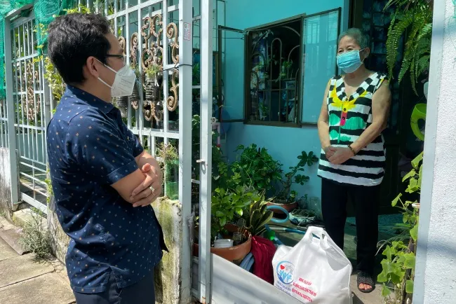 Tặng túi an sinh cho cho các hộ thuê trọ có hoàn cảnh khó khăn tại ấp 3, xã Phú Xuân.