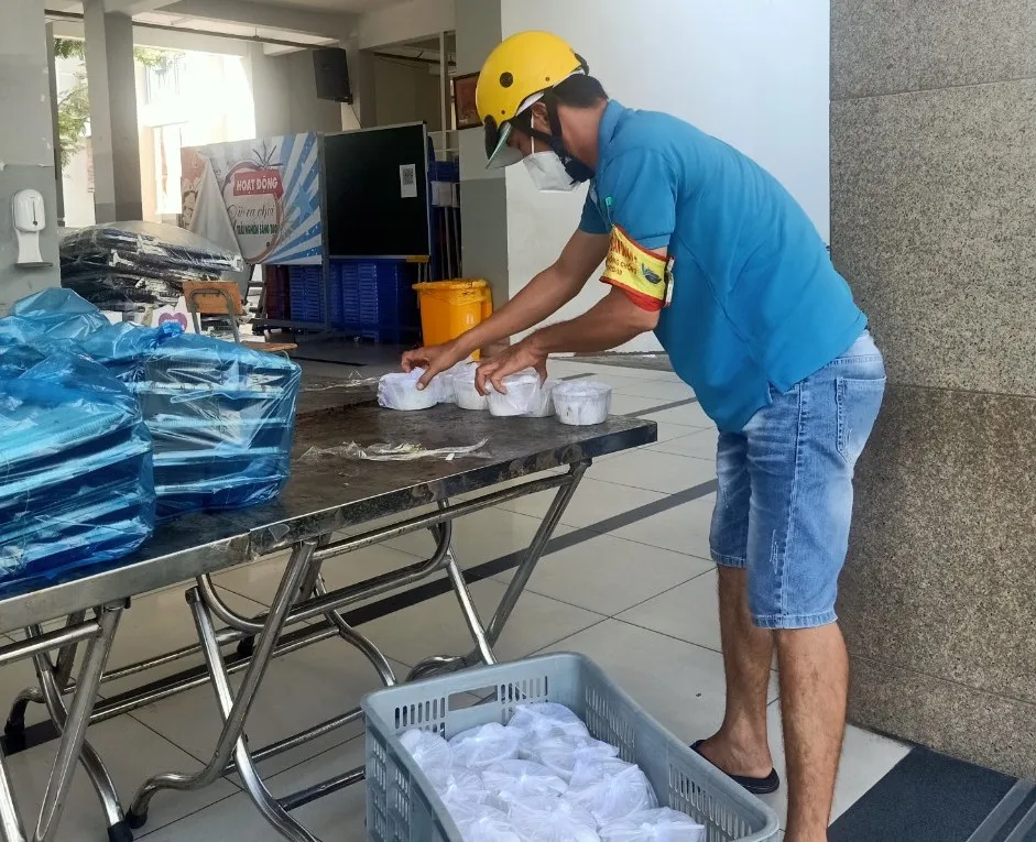Anh Trương Hoài Phong chuẩn bị suất ăn miễn phí cho các bệnh nhân Bệnh viện Quận 4.