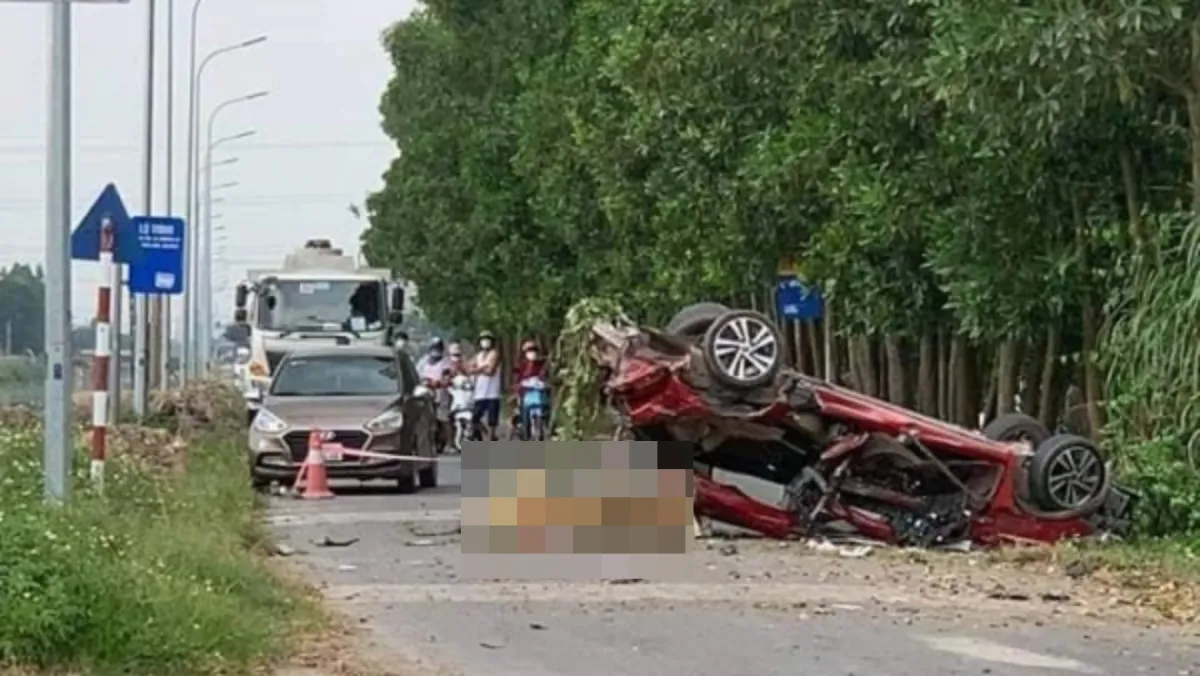 Tin tức tai nạn giao thông hôm nay 5/10/2021: Ôtô con vỡ nát sau va chạm xe tải, 2 người tử vong  1