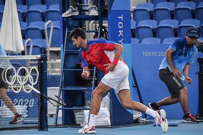 Djokovic lại bị chê trách vụ đập vợt ở Olympic - Zverev bị ATP điều tra vụ bạo lực với bạn gái cũ