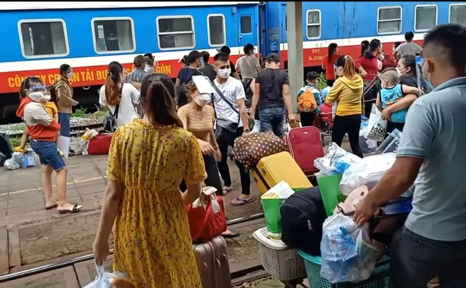  Tàu đón người dân tại quê Ninh Bình sinh sống làm việc tại tỉnh Đồng Nai tại ga Biên Hòa chiều ngày 3/10/2021