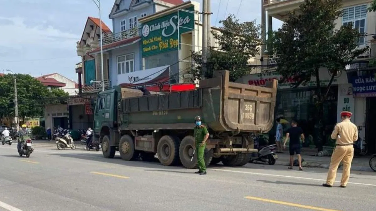 Tin tức tai nạn giao thông hôm nay 8/10/2021: Xe tải va chạm xe máy, một thai phụ tử vong thương tâm 2