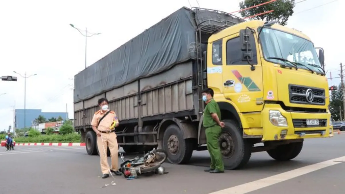 Tin tức tai nạn giao thông hôm nay 13/10/2021: Xe tải va chạm xe máy, 1 người tử vong 1