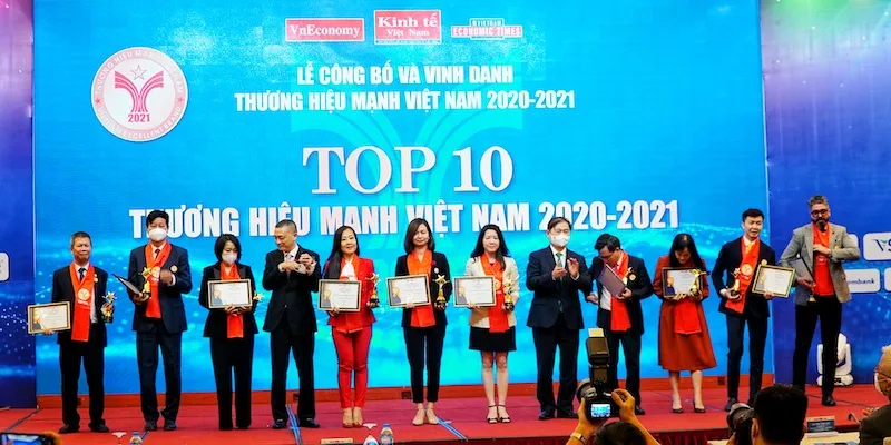 Bà Thái Minh Diễm Tú – Giám đốc Khối Marketing Techcombank nhận giải thưởng Top 10 Thương hiệu mạnh Việt Nam