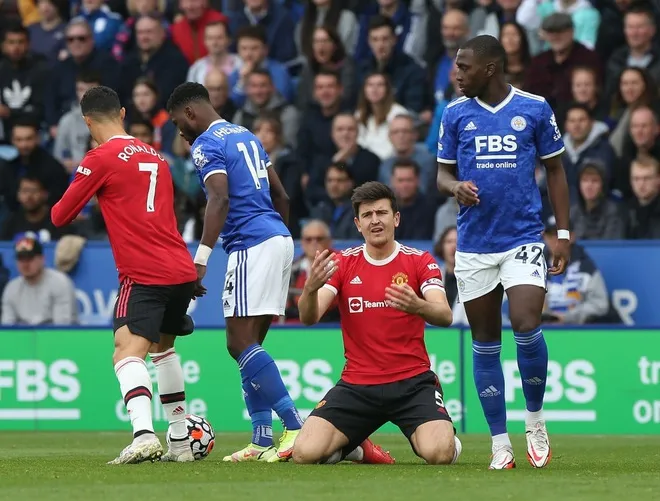 Hàng thủ tệ hại khiến MU thua ngược Leicester