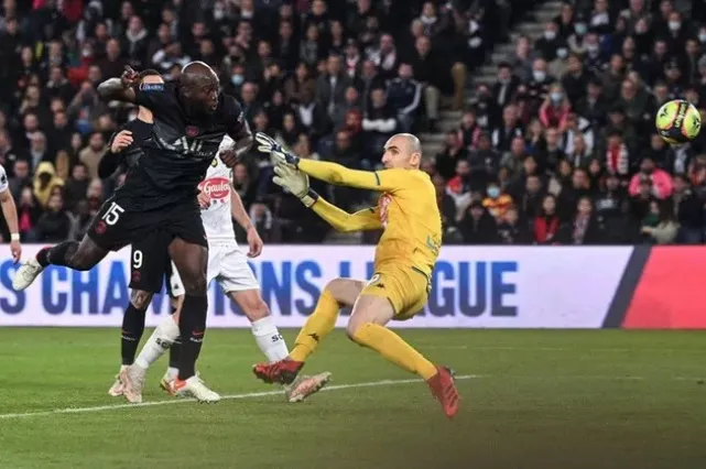 Mbappe tỏa sáng giúp PSG ngược dòng đá bại Angers
