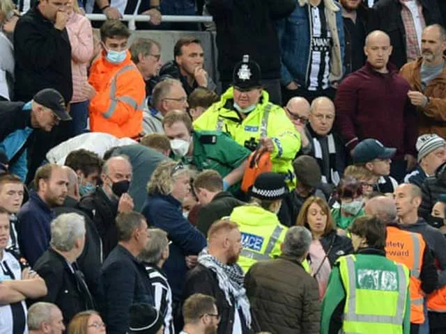 Trận Newcastle vs Tottenham dừng 7 phút vì CĐV đột quỵ