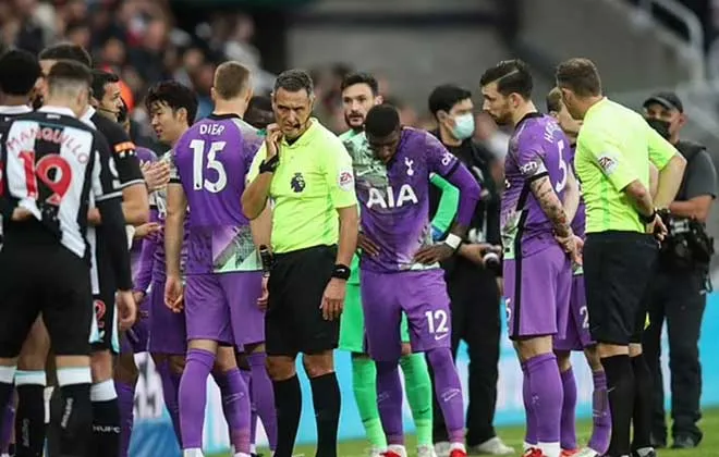 Trận Newcastle vs Tottenham dừng 7 phút vì CĐV đột quỵ