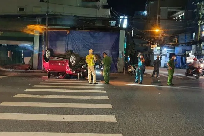 Tin tức tai nạn giao thông: Ôtô tông trụ điện, lật ngửa trên đường 1