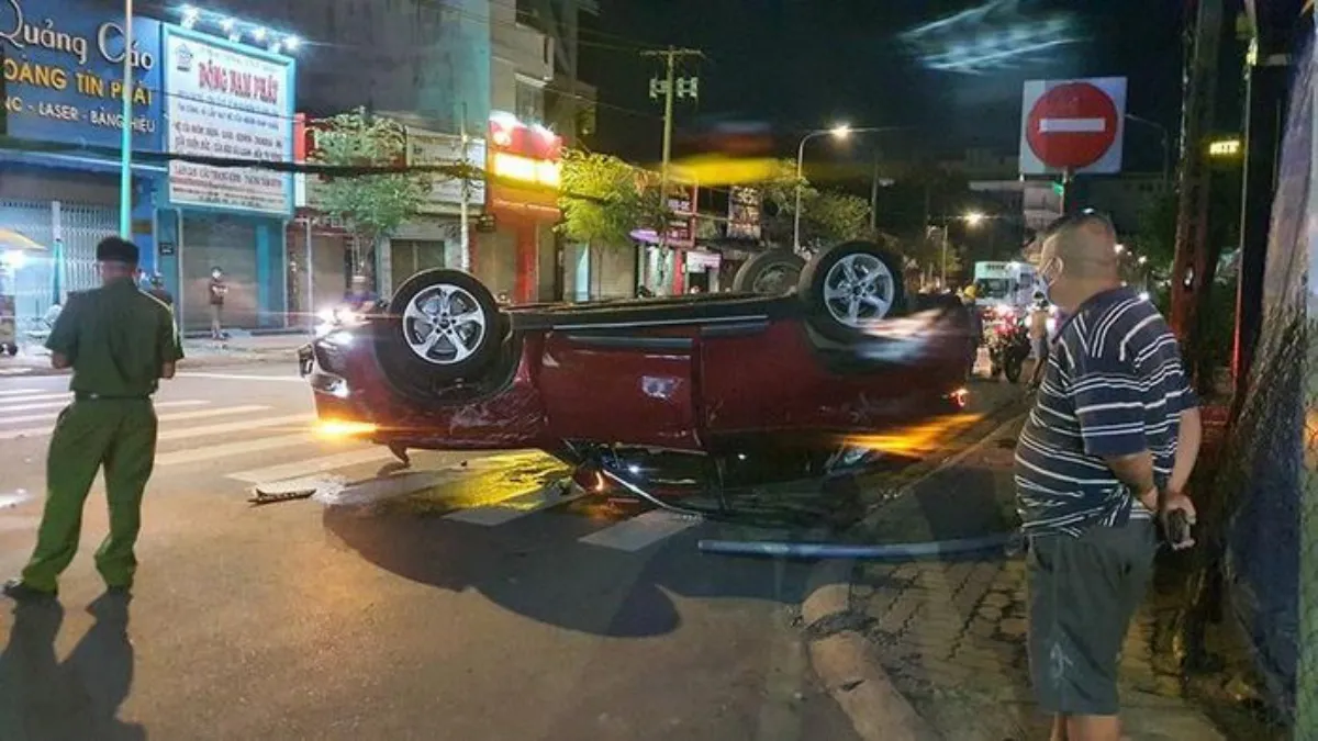 Tin tức tai nạn giao thông: Ôtô tông trụ điện, lật ngửa trên đường 2