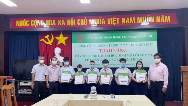 Công đoàn cơ sở Ngân hàng Chính sách xã hội chi nhánh Thành phố Hồ Chí Minh tổ chức trao tặng 7 máy tính bảng và 1 triệu đồng tiền mặt cho 7 em học sinh mồ côi cha, mẹ có hoàn cảnh đặc biệt khó khăn trên địa bàn quận 10.