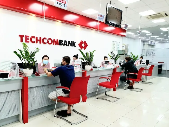 Khách hàng giao dịch tại chi nhánh của Techcombank.