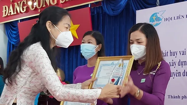 Bà Lâm Thị Ngọc Hoa, Phó chủ tịch Hội Liên Hiệp phụ nữ thành phố Hồ Chí Minh tặng bằng khen và biểu trưng cho các 