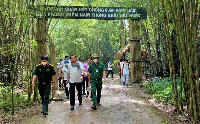 Bí thư Thành ủy TPHCM Nguyễn Văn Nên tham quan khu tái hiện vùng giải phóng