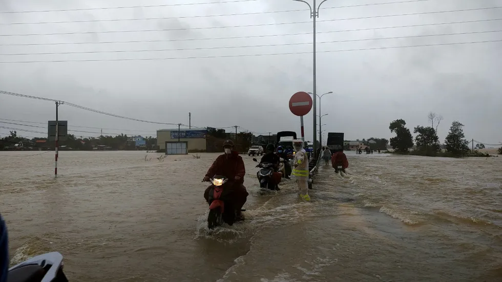 Nước tràn qua quốc lộ 1 đoạn huyện Phú Ninh - Ảnh: TTO