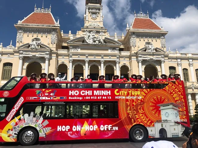 Tour du lịch bằng xe buýt hai tầng tri ân Phụ nữ Thành phố vì tuyến đầu chống dịch 1