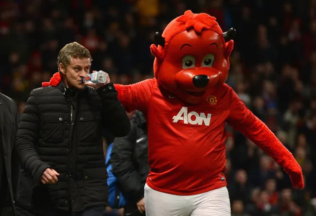 HLV Koeman chính thức bị Barca sa thải - MU cho HLV Solskjaer thêm cơ hội