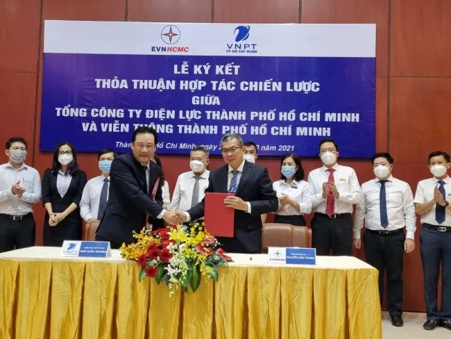 Đại diện EVNHCMC và VNPT TPHCM ký kết thỏa thuận hợp tác chiến lược.