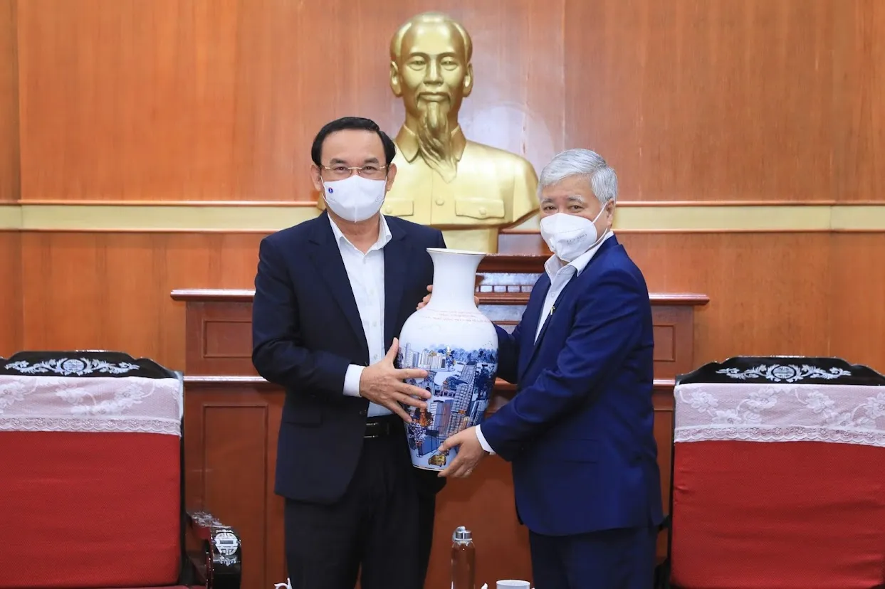 Ủy viên Bộ Chính trị, Bí thư Thành ủy thành phố Hồ Chí Minh Nguyễn Văn Nên trao quà cảm ơn UBTƯ MTTQ Việt Nam