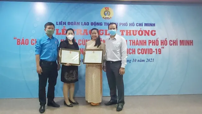 Phóng viên Đài Tiếng nói nhân dân thành phố Hồ Chí Minh nhận giải thưởng “Báo chí đồng hành cùng Công đoàn Thành phố Hồ Chí Minh phòng, chống đại dịch Covid-19”