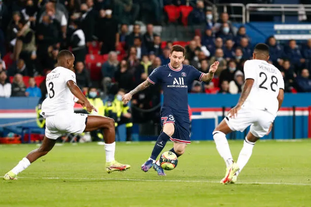 Ngược dòng kịch tính trước Lille, PSG xây chắc ngôi đầu Ligue 1