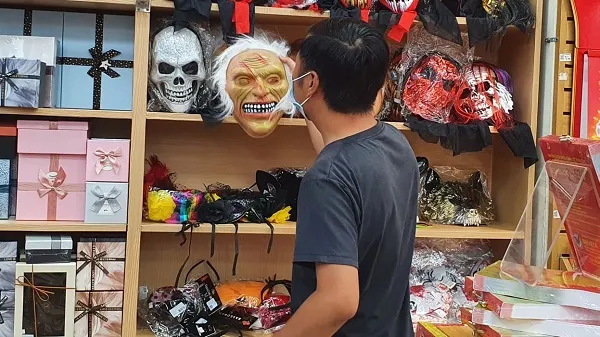 Haloween: hàng hóa giá rẻ, thị trường lặng lẽ 2