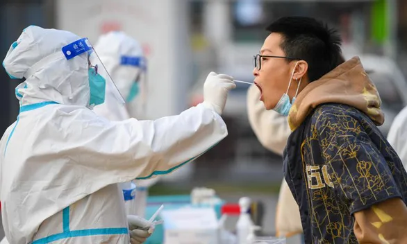 Nhân viên y tế lấy mẫu xét nghiệm COVID-19 cho một người dân ở thành phố Hohhot, khu tự trị Nội Mông, phía bắc Trung Quốc, hôm 29-10 - Ảnh: XINHUA