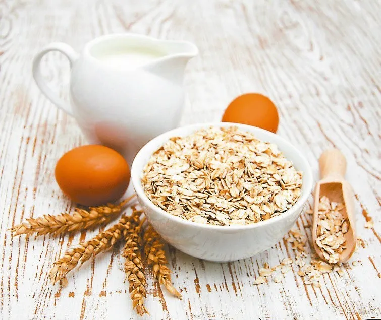 Uống bột yến mạch vào bữa sáng là cách dễ nhất để giảm Cholesterol. Nguồn health.udn.com